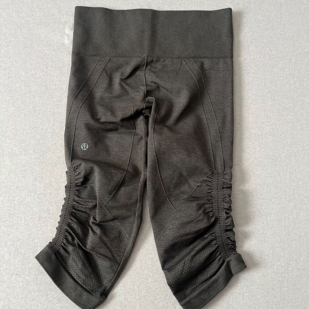 Lululemon In The Flow gray knee length crop leggings size 4